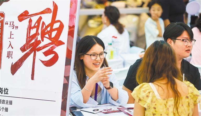 芒果台有一半都去了黄绮珊演唱会