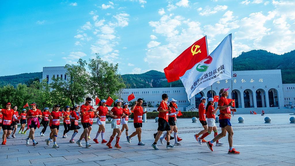 解放军歼击机轰炸机跨海峡奔袭迫近台岛