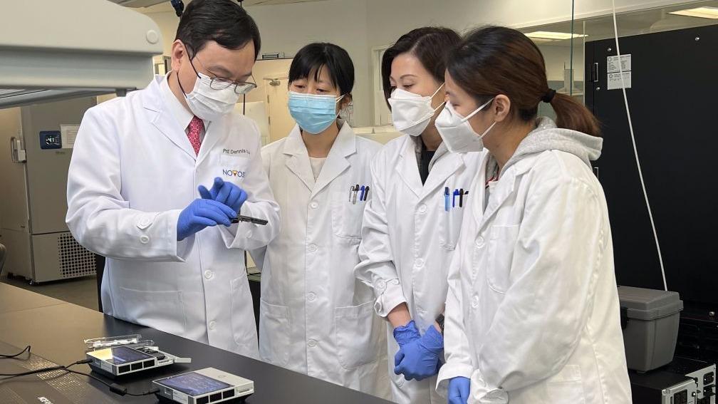 萧敬腾在婚礼上泪流满面
