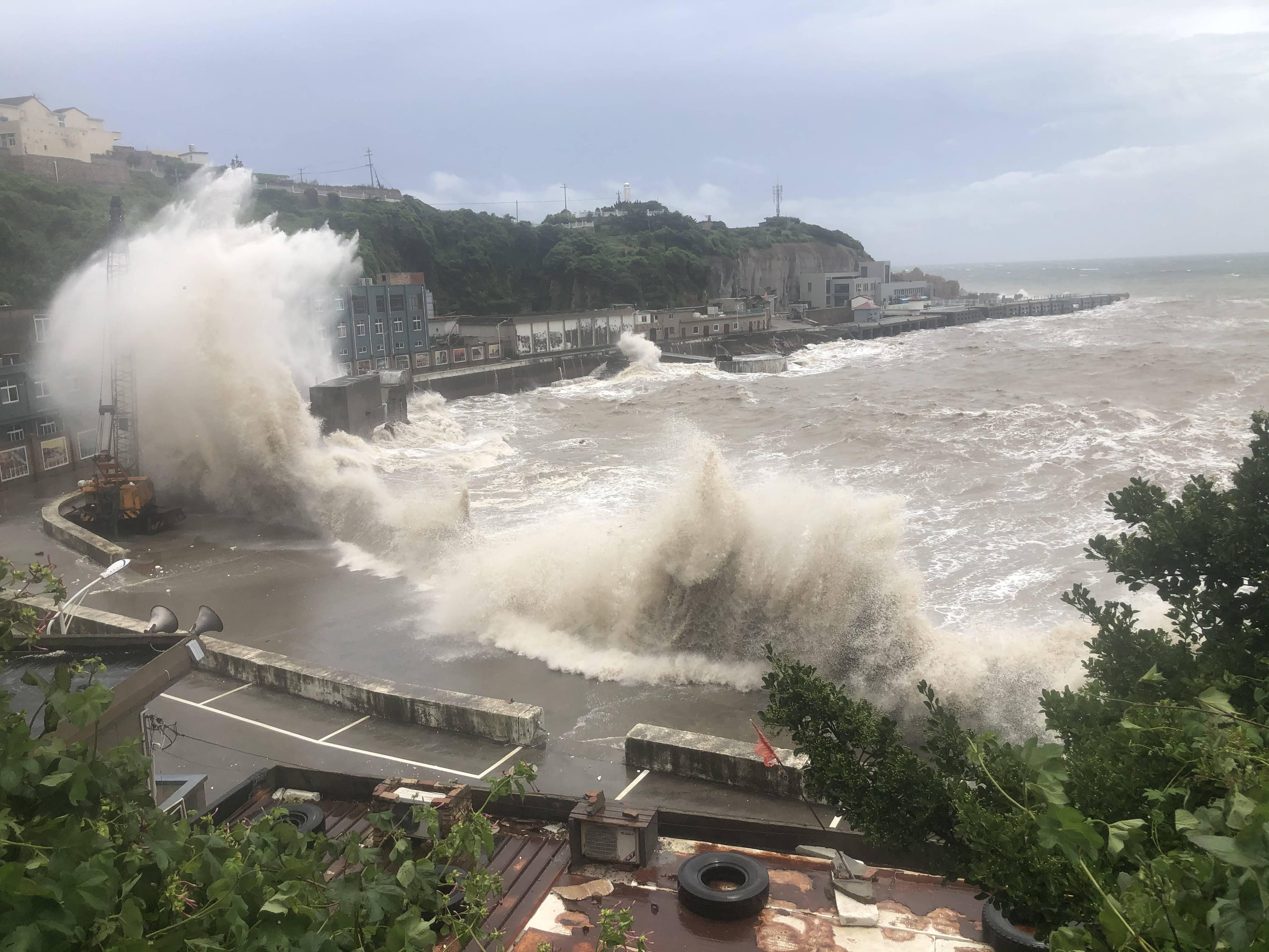 解放军歼击机轰炸机跨海峡奔袭迫近台岛