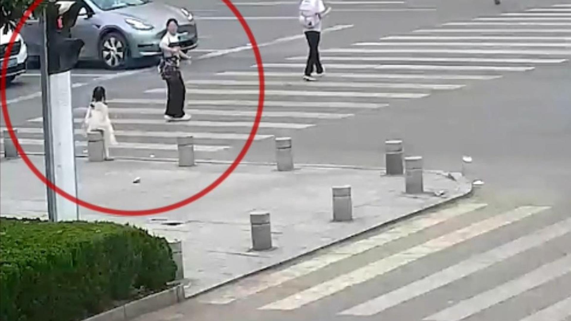 教师在幼儿园内驾车撞倒名孩子致死