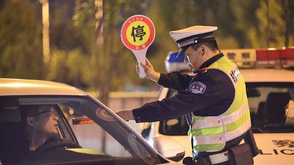 女童被压车底路人秒抬车救人