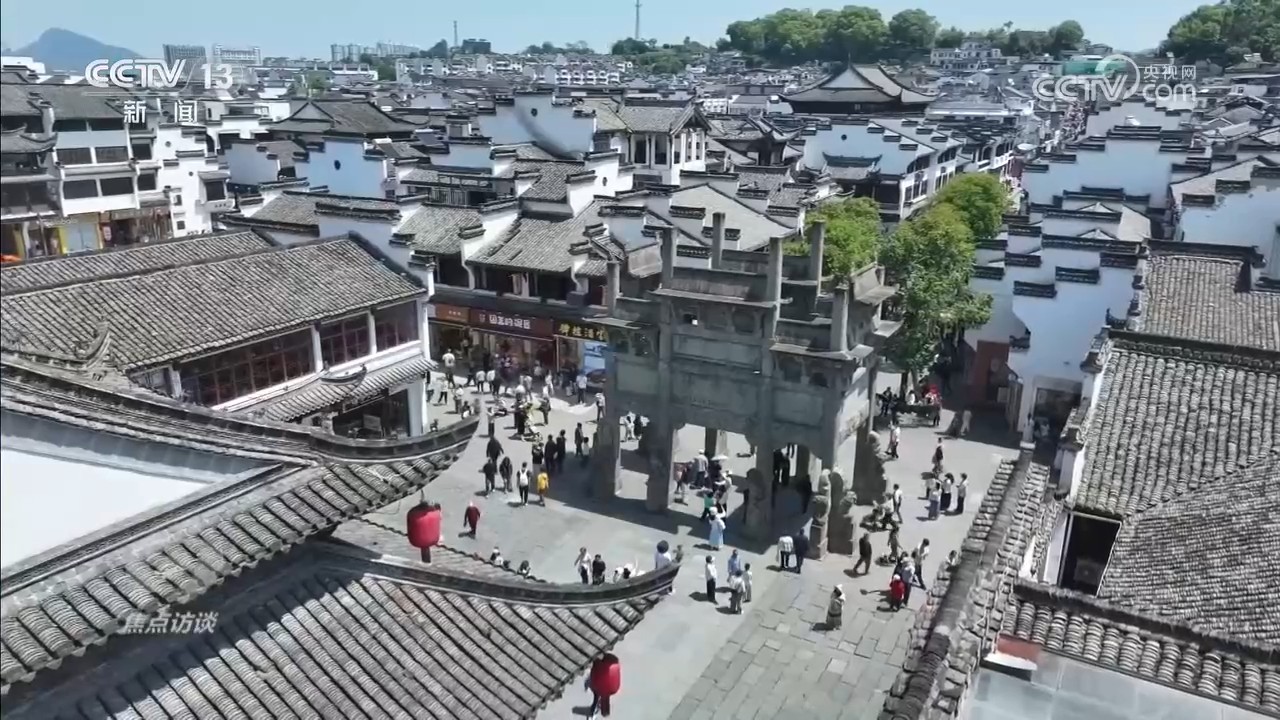 习近平等为受表彰的全国“两优一先”代表颁奖