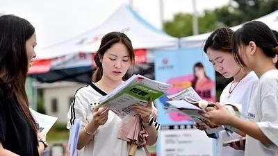 提出“建设有中国特色的社会主义”（伟大征程）