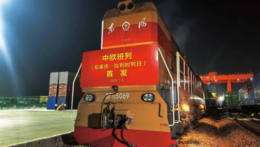 上海爷叔现身被大量股民围观