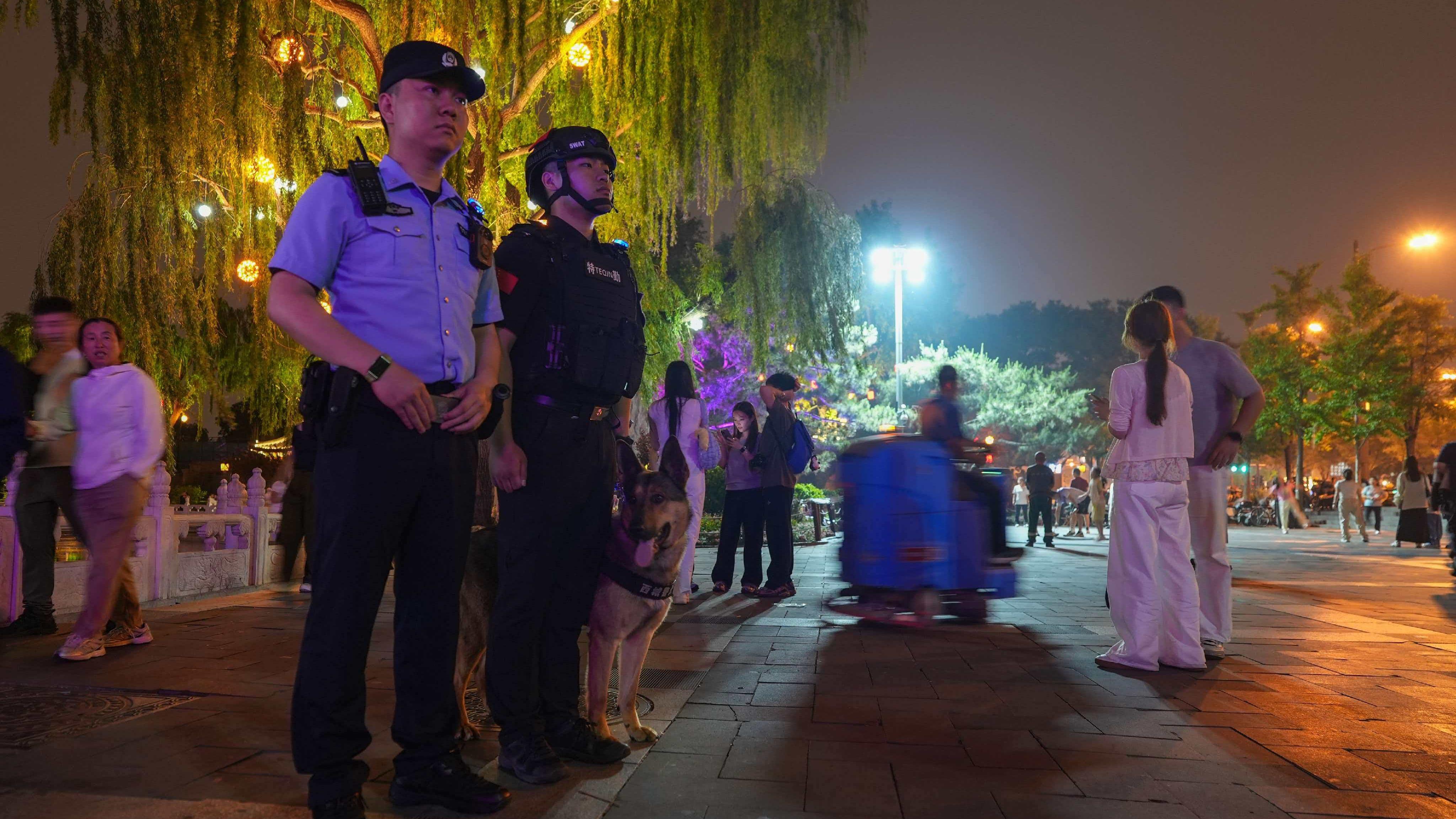 教师在幼儿园内驾车撞倒名孩子致死